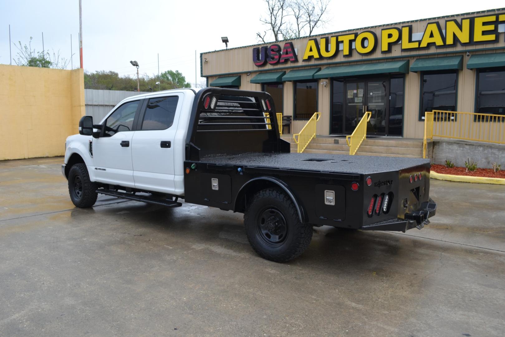 2019 WHITE /GRAY Ford F-350 with an POWERSTROKE 6.7L DIESEL engine, 6SPD AUTOMATIC transmission, located at 9172 North Fwy, Houston, TX, 77037, (713) 910-6868, 29.887470, -95.411903 - CREW CAB, 4X4, 11,500LB GVWR , WB: 176", RATIO: 3.31, 8.5FT FLATBED, 84" WIDE, GOOSENECK/BUMPER PULL HITCH, EXHAUST BRAKE, REVERSE CAMERA , POWER INVERTER, FULLY LOADED - Photo#6